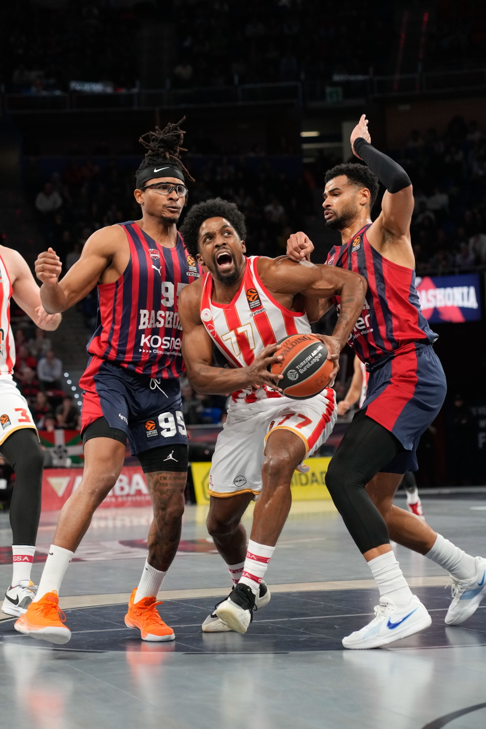 欧洲篮球联赛总决赛激烈展开 欧洲篮球联赛总决赛激烈展开