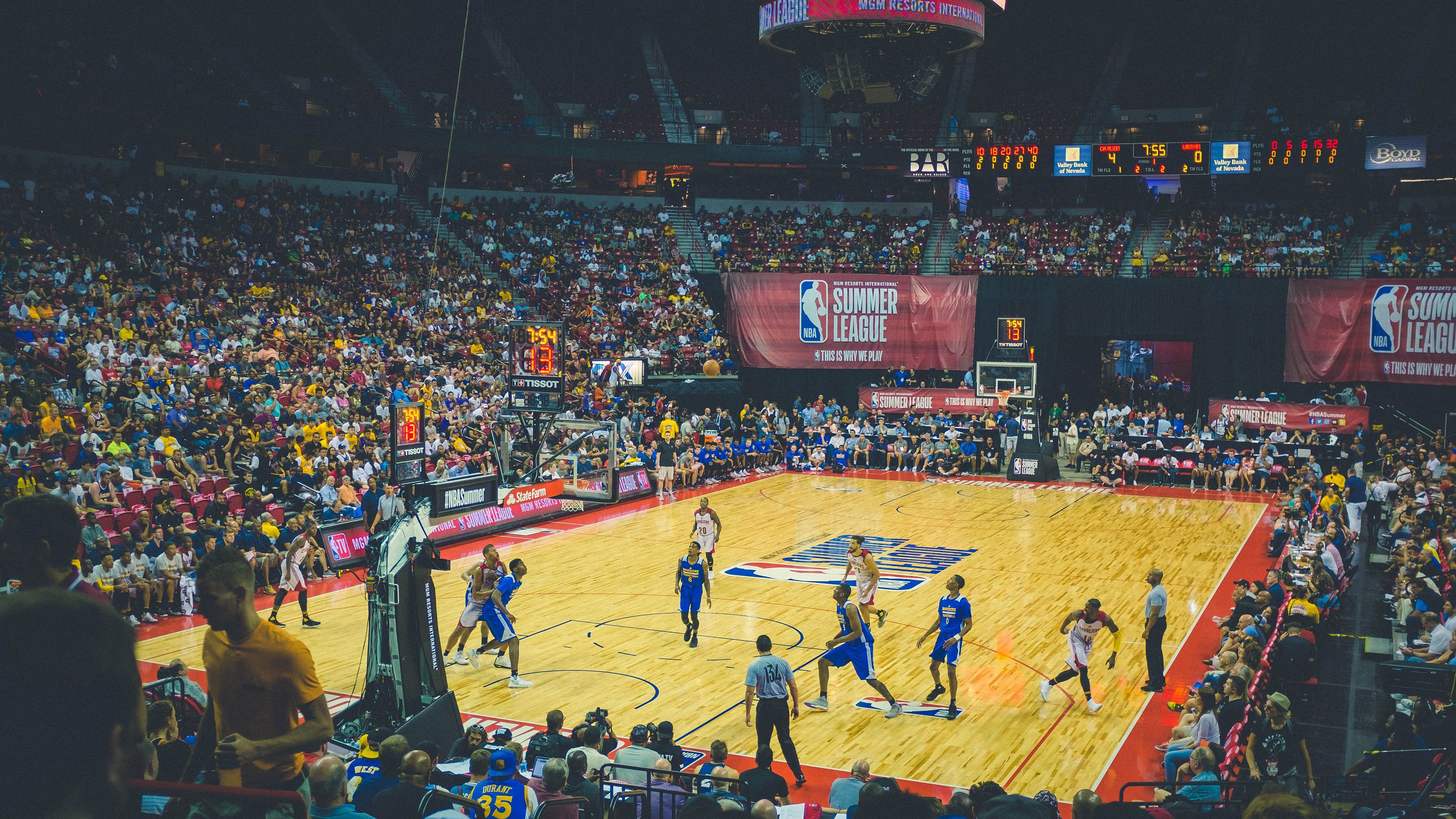 雷火电竞主播-末节神迹，76人压哨绝杀与拉文的季后赛宣言